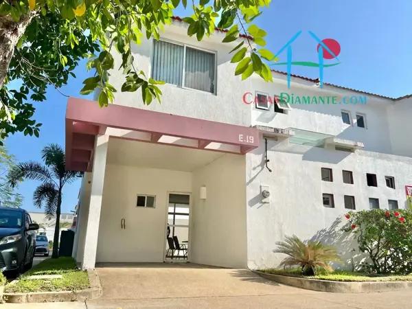 Casa con 3 recámaras y terraza con salida al jardín