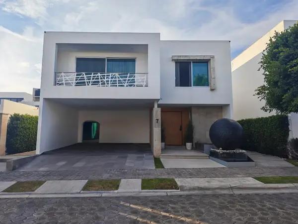 Venta de Casa en Lomas de Angelópolis I, de 4 habitaciones, 3 1/2 baños, 2 Cocheras, Jardín y Terraz