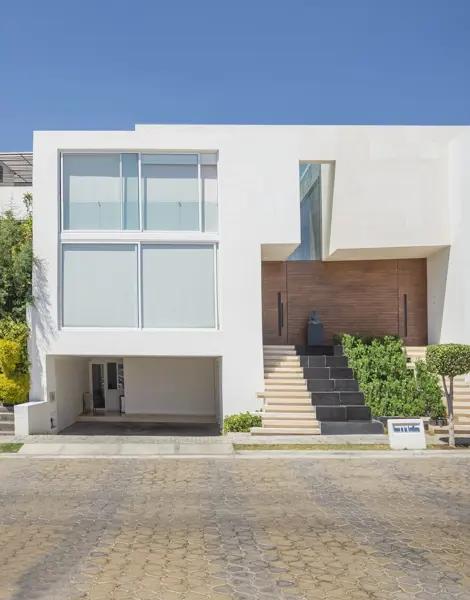 Venta de Residencia en Lomas de Angelópolis I. de Diseño -Casa de Agua- 3 recamaras, jardín y Terraz