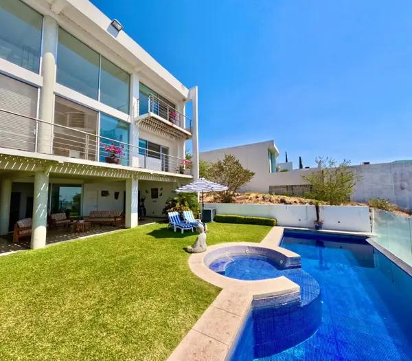 En venta casa moderna en fraccionamiento con vigilancia 24/7 y casa Club Burgos Corinto