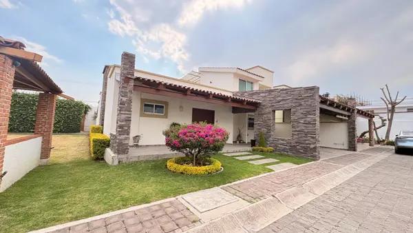 Venta casa de una planta con jardín. Fraccionamiento pequeño. San Pedro Cholula. Plaza San Diego