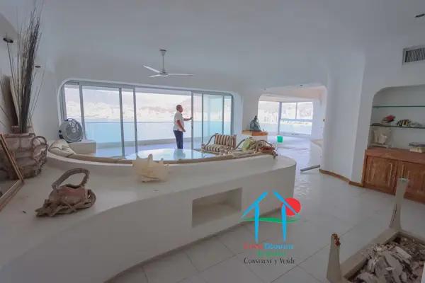 Departamento para restaurar con 4 recámaras, roof garden y vista al mar