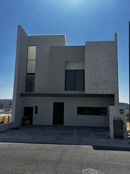 CASA EN VENTA CON ROOF GARDEN EN VALLE DE JURIQUILLA VC215