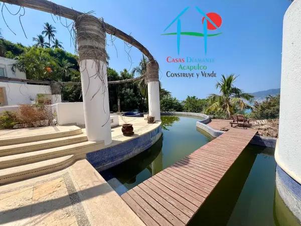 Casa en oportunidad en Las Brisas con 6 recámaras, alberca y vista al mar
