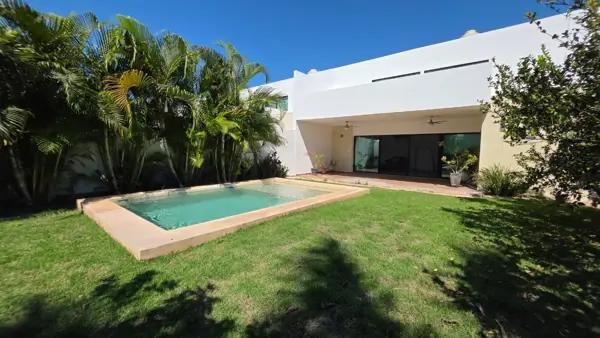 CASA GRANDE AMUEBLADA CON ALBERCA Y HABITACION EN PLANTA BAJA EN PRIVADA