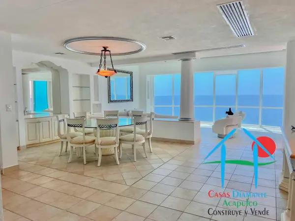Departamento de playa en venta con 4 recámaras y terraza con vista al mar