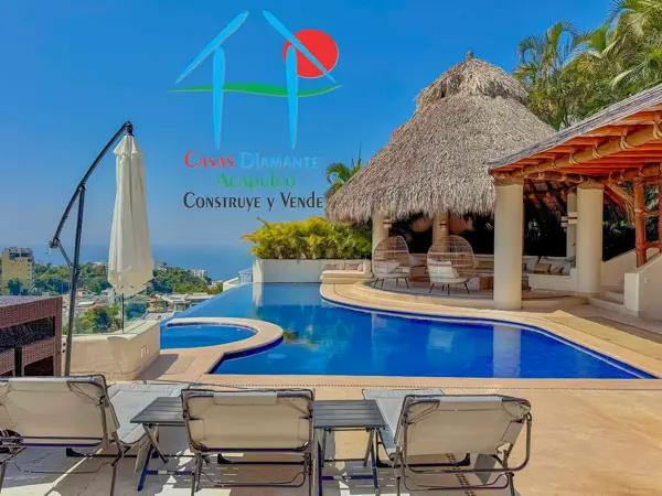 Casa con 7 recámaras, terraza con asoleadero, alberca, jacuzzi y vista al mar