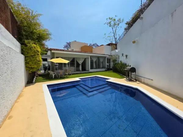 Casa sola con 520m2 de terreno, alberca propia. Muy cerca de Cruz roja Casa sola con 520m2 de terreno, alberca propia. Muy cerca de Cruz roja