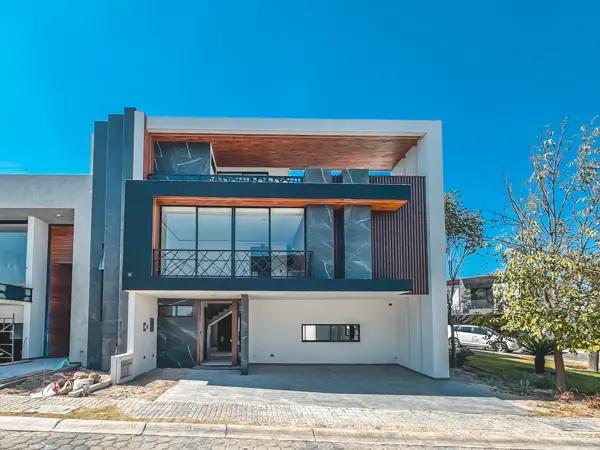CASA EN VENTA UBICADA EN ESQUINA EN PARQUE MÓNACO, LOMAS DE ANGELÓPOLIS II.