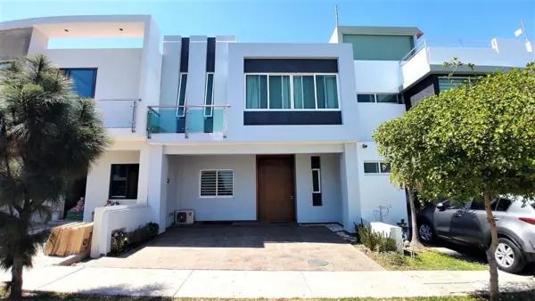 Casa en Venta en La Cima, Zapopan: Espaciosa y Bien Ubicada