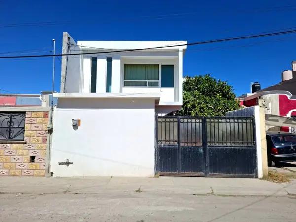 SE VENDE CASA ATRÁS DE TULIPANES DE 2 NIVELES Y 3 HABITACIONES