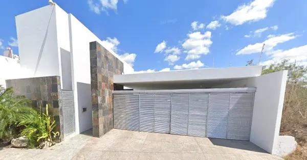 Casa En Venta De Recuperación Bancaria En  Fraccionamiento Montebello Mérida