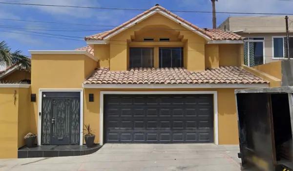!!Casa En Venta De Adjudicación Bancaria Ubicada En C. Roma, Playas, Costa Azul, Tijuana Bc!!
