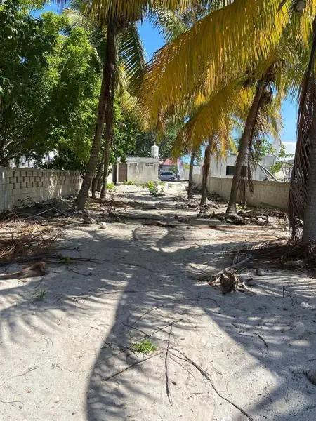 Terreno con construcción a 20 m del mar en Chelem, Yucatán