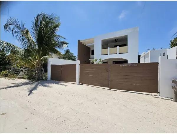 Hermosa Casa en venta en la Playa, 4 recámaras, piscina en Chicxulub PUERTO