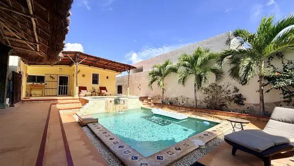 CASA EN VENTA EN 3ERA FILA EN CHUBURNÁ PTO, TOTALMENTE AMUEBLADA Y EQUIPADA