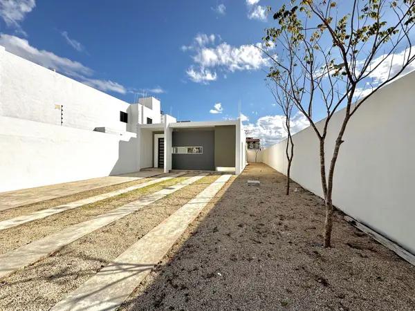 CASA LÚMINA DE UNA PLANTA EN ESQUINA EN CUMBRES DZITYÁ
