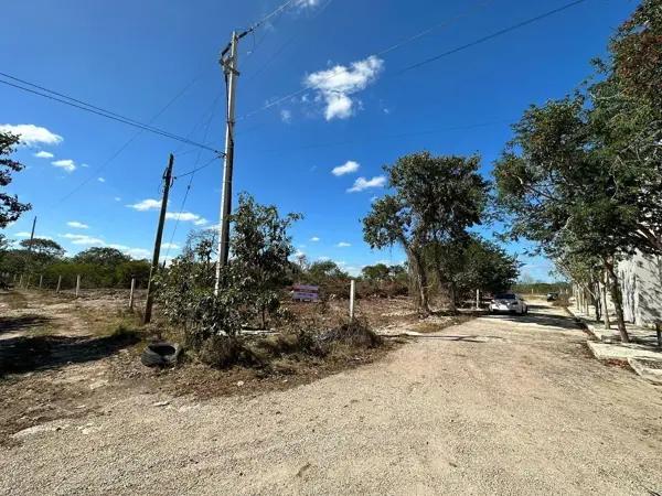 Terreno en esquina de 743.46 m2 en venta en Dzitya