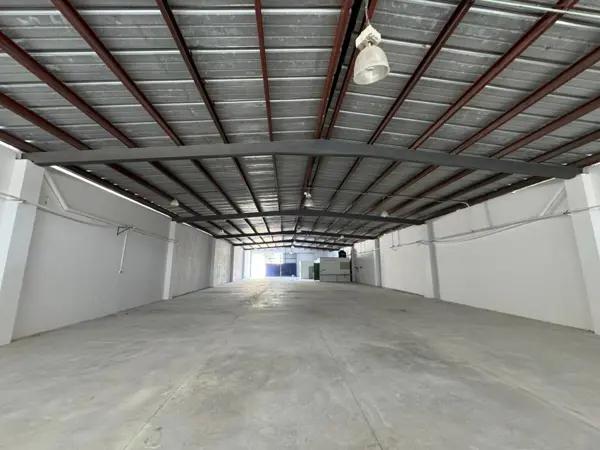 Bodega de 741 m2 en zona comercial de alto flujo - A 600 m de Macroplaza