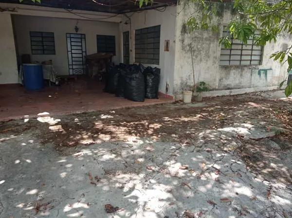 Casa con amplio terreno, a una cuadra del Parque Adolfo López Mateos