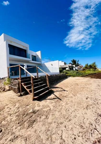 Casa con Doble Altura Frente al Mar de 3 Recámaras en Chabihau