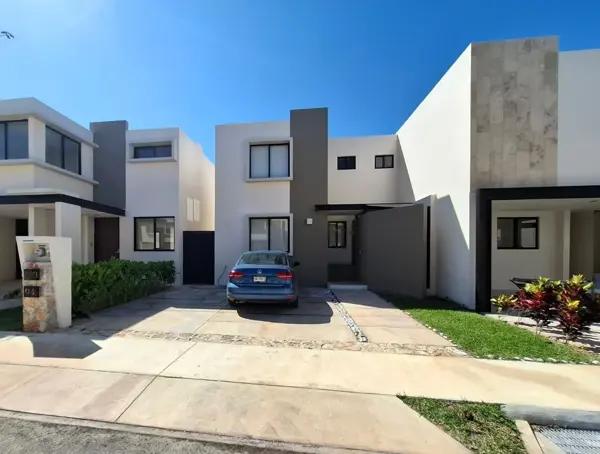 Casa en Venta en Conkal, Conkal, Yucatán - Moderna propiedad en Privada Himalaya
