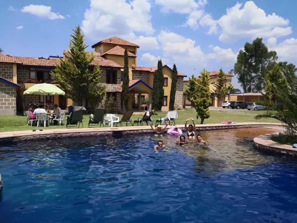 se vende Rancho con Finca y caballerizas, alberca, salón de eventos, 16 recamaras  también se renta