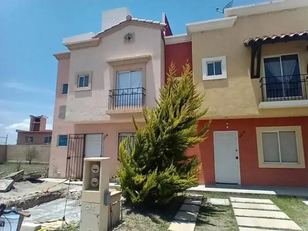 Casa en venta de 3 recamaras con jardín excedente