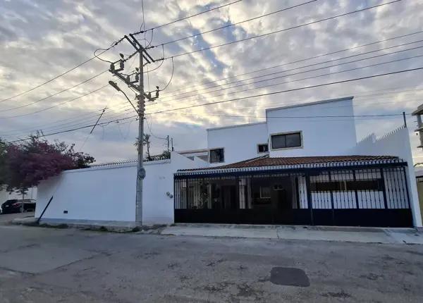CASA EN ESQUINA EN VENTA BENITO JUAREZ NORTE, MERIDA.