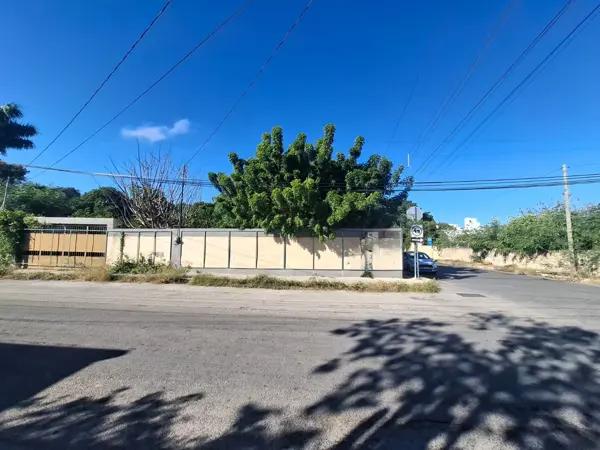 TERRENO EN VENTA EN ESQUINA MONTES DE AME, MERIDA, YUCATAN
