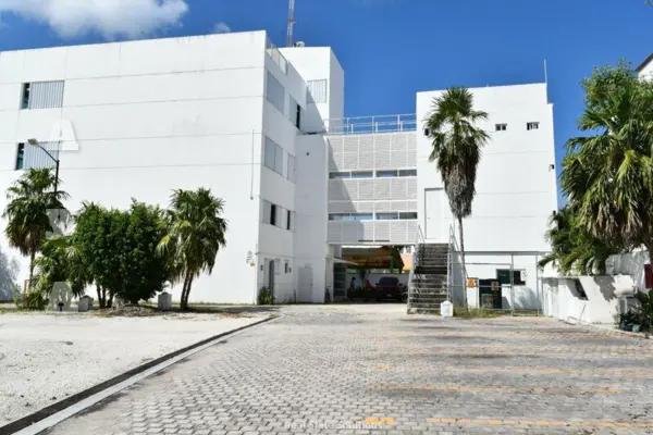 Edificio en Venta con 2 Lotes de Terreno Anexos, Av. Yaxchilán, SM 17 , Cancún