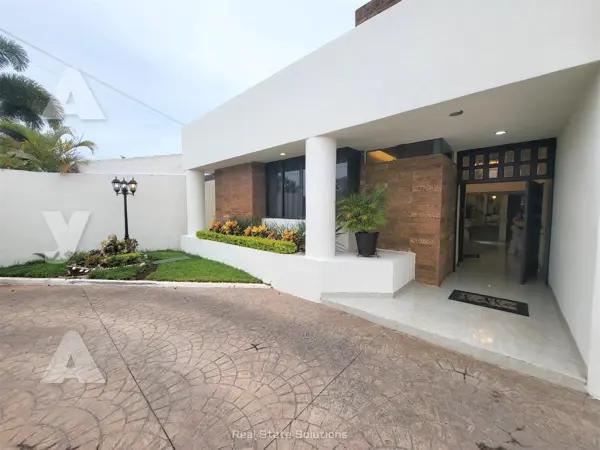 Casa Residencial en Venta, 4 Recamaras, 40 Paneles Solares, Campestre, Mérida.