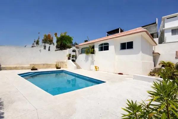 Casa con alberca en venta a unos minutos de Caleta