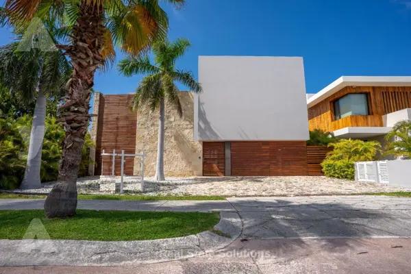 Casa en Venta, 4 Recámaras, Muelle, Estudio TV, Canales Puerto Cancún.
