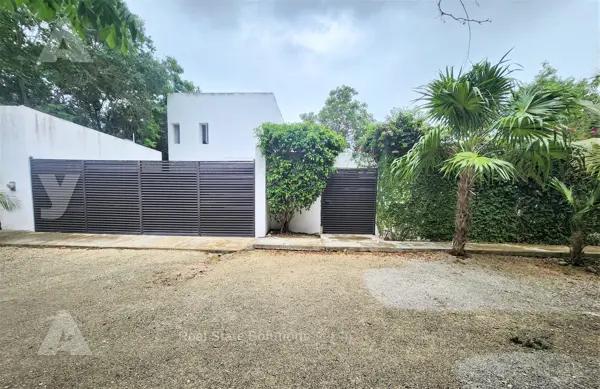 Casa en Venta de 2 Recámaras, Estudio TV, Piscina, SM 307, Doctores, Cancún