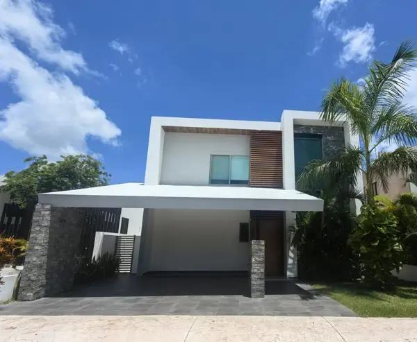 Casa en Venta, 3 recamaras con baño, alberca, jardin, en Lagos del Sol, Cancun, Quintana Roo.
