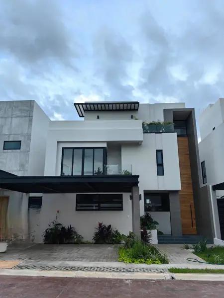 Casa en Venta, 3 Recámaras, 4 Baños, Piscina, Residencial Via Cumbres, Av. Huayacán, Cancún