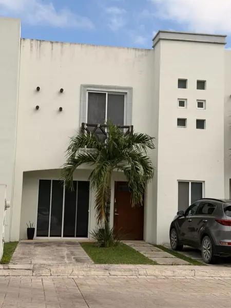 Casa en Renta, 3 Recamaras, AMUEBLADA, en Avenida las Torres, Cancún Sur.