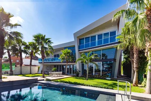 Lujosa y Moderna Villa en Venta Frente a la Playa en Cancún