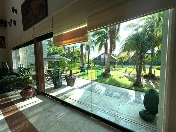 Casa en Venta, 8 Recamaras, frente a Laguna, Zona Hotelera Cancún