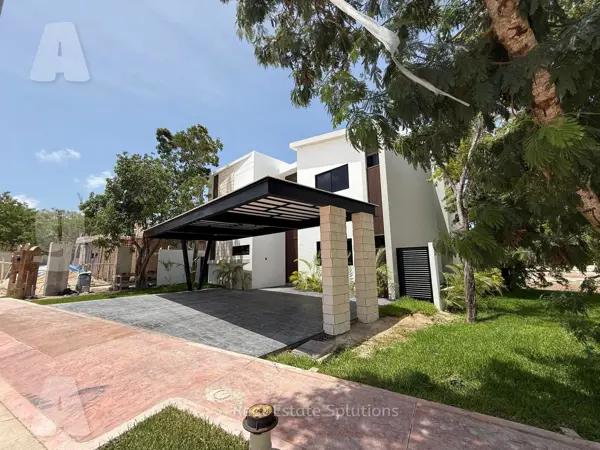 Casa en Venta/Renta, 4 Recámaras, Piscina, Sala TV, Lagos del Sol, Cancún