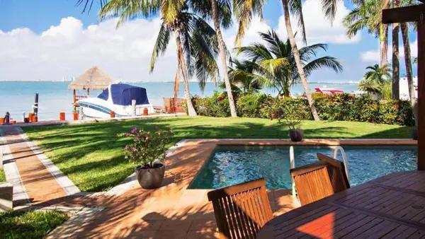 Casa en Venta, 4 Recámaras, Piscina, Frente Laguna, Isla Dorada, Zona Hotelera, Cancún Casa en Venta, 4 Recámaras, Piscina, Frente Laguna, Isla Dorada, Zona Hotelera, Cancún