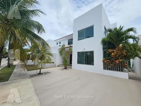 Casa en Venta, 4 Recámaras, REMODELADA, Estudio TV, Jardín, Piscina, Villa Magna, Cancún