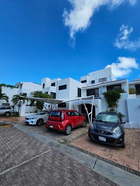 Casa en Venta, 5 Recámaras, BEACH FRONT, REMODELADA DE LUJO. con Muelle, Zona Hotelera Cancún Casa en Venta, 5 Recámaras, BEACH FRONT, REMODELADA DE LUJO. con Muelle, Zona Hotelera Cancún