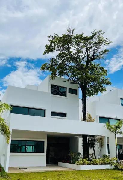Casa en Renta, 3 Recámaras, cuarto de servicio, Residencial Lantana, Av Huayacán, Cancún