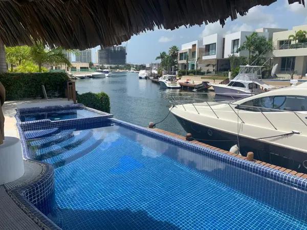 Casa en Venta de 5 Recámaras con Muelle en Residencial Puerto Cancún, Zona Hotelera