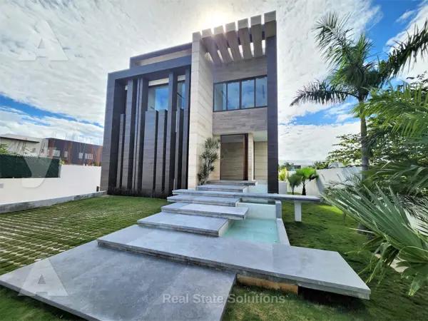 Casa Nueva en Venta, LUXURY, 5 Recámaras, Sala TV, Muelle, Residencial Puerto Cancún.