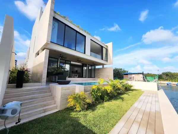 Casa en Venta, 4 Recámaras, Roof Top, Piscina, Frente a Canal, La Laguna Puerto Cancún. Casa en Venta, 4 Recámaras, Roof Top, Piscina, Frente a Canal, La Laguna Puerto Cancún.