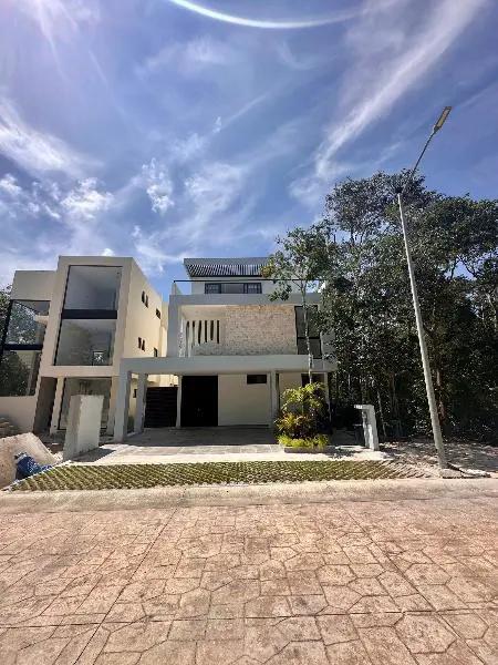 Casa en Venta, 3 Recamaras, 3 Niveles, Jardín, Mayakoba, Playa del Carmen