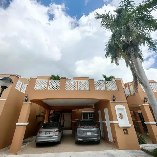 Casa en Venta, 4 Recámaras con baño cada una, Piscina, en Residencial Coral Riviera. Cancún